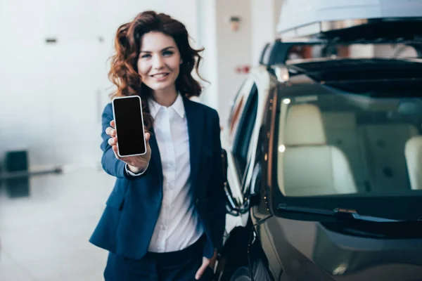 Fröhliche Geschäftsfrau Hält Smartphone Mit Leerem Bildschirm Und Blickt Kamera — Stockfoto