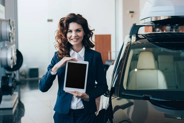 Mujer Negocios Sonriente Sosteniendo Tableta Digital Con Pantalla Blanco Mirando — Foto de Stock