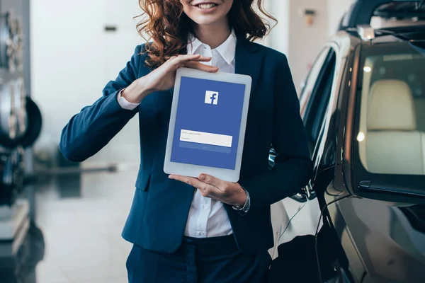 Częściowy Widok Businesswoman Posiadania Cyfrowego Tabletu Aplikacją Facebook Ekranie — Zdjęcie stockowe