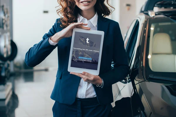 Partial View Businesswoman Holding Digital Tablet Tumblr App Screen — Stock Photo, Image