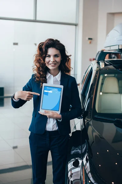 Mujer Negocios Sonriente Apuntando Con Dedo Tableta Digital Con Aplicación — Foto de Stock