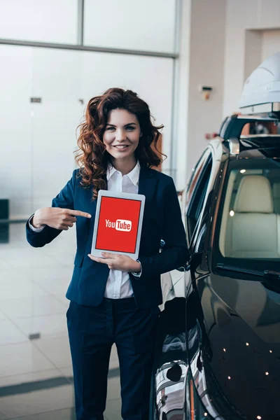 Smiling Businesswoman Pointing Digital Tablet Youtube App Screen — Stock Photo, Image