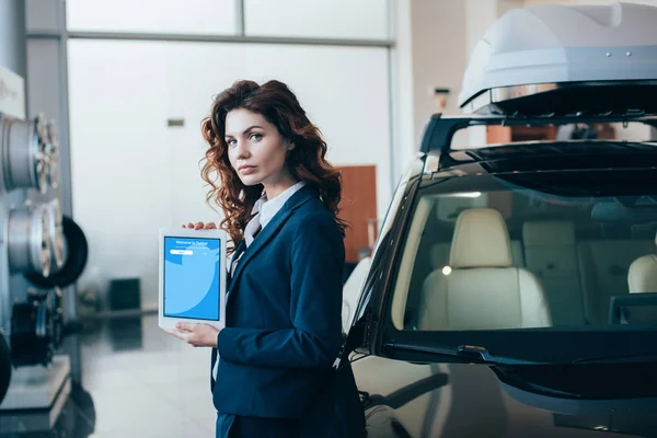 Serious Businesswoman Holding Digital Twitter App Screen Looking Camera — Stock Photo, Image