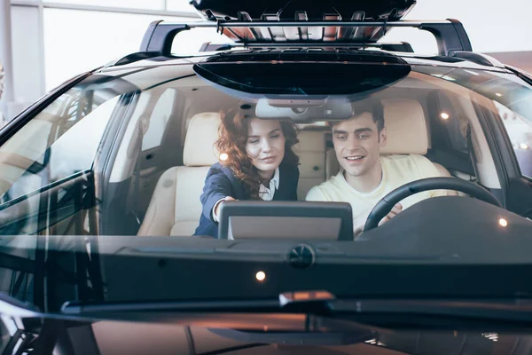 Enfoque Selectivo Distribuidor Coches Sonriente Cliente Sentado Juntos Coche Nuevo — Foto de Stock