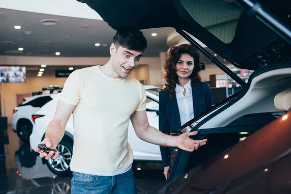 Selective Focus Excited Man Smiling Car Dealer Standing New Car — Stock Photo, Image