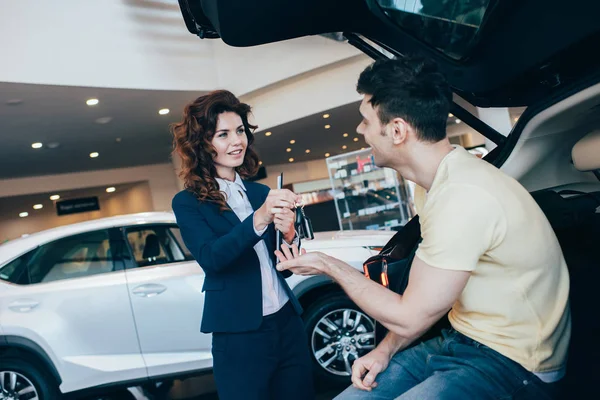 Selektiver Fokus Glücklicher Kunden Die Autoschlüssel Von Attraktiven Autohändlern Nehmen — Stockfoto