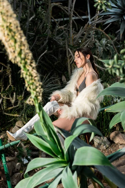 Sexy Joven Mujer Blanco Abrigo Piel Sintética Sentado Silla Jardín — Foto de Stock