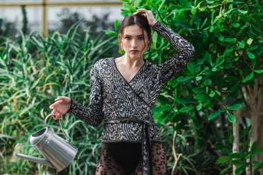 Sulama olabilir orangery içinde tutarak külotlu çorap seksi genç kadın