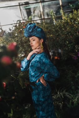 Çekici dalgın kız mavi elbise ve türban orangery içinde