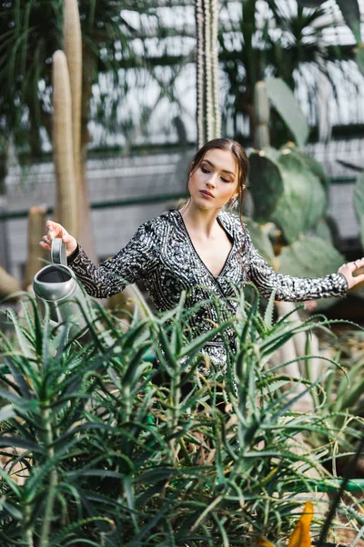 Приваблива Стомлена Молода Жінка Поливає Зелені Рослини Оранжереї — стокове фото