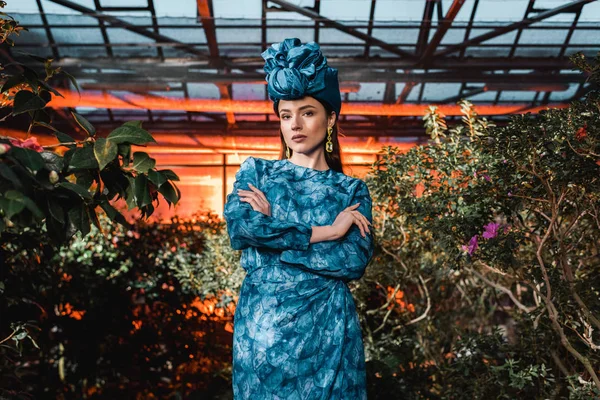 Linda Jovem Mulher Vestido Azul Turbante Orangery — Fotografia de Stock