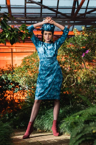 Prachtige Jonge Vrouw Blauwe Jurk Tulband Oranjerie — Stockfoto