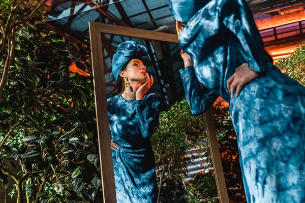 Baixo Ângulo Vista Mulher Encantadora Vestido Azul Turbante Olhando Para — Fotografia de Stock