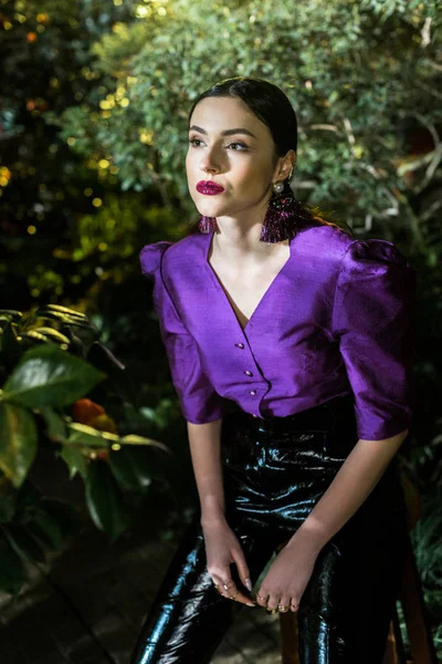 Mujer Pensativa Blusa Púrpura Stting Silla Jardín Botánico —  Fotos de Stock