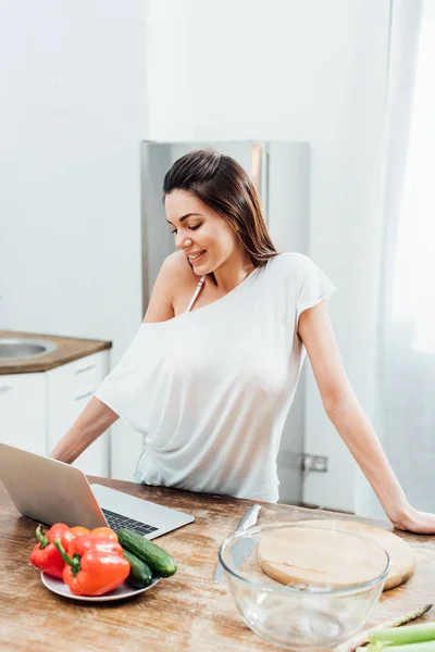 Atractiva Joven Mujer Usando Ordenador Portátil Mesa Cocina —  Fotos de Stock