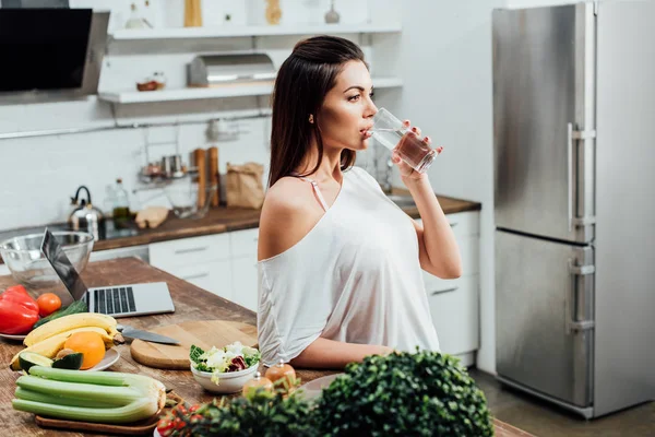 Mujer Atractiva Pensativo Beber Agua Cerca Mesa Cocina — Foto de Stock