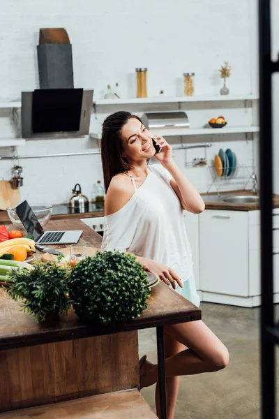 Giovane Donna Felice Che Parla Smartphone Con Sorriso Cucina — Foto Stock
