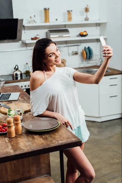 Uśmiechnięta Dziewczyna Trzyma Smartfon Bierze Selfie Kuchni — Zdjęcie stockowe