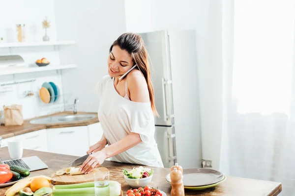 Glad Ung Kvinna Skära Banan Med Kniv Köket — Stockfoto