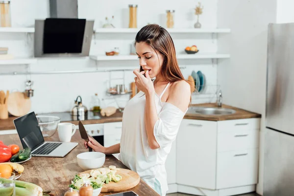 Giovane Donna Con Coltello Cottura Insalata Tavola Cucina — Foto Stock