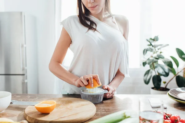 Teilansicht Einer Frau Die Der Küche Frischen Orangensaft Macht — Stockfoto