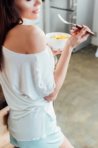 Vista Cortada Mulher Encantadora Comendo Frutas Cortadas Cozinha — Fotografia de Stock