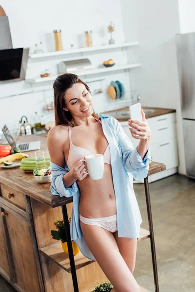 Sexy Mädchen Weißen Dessous Hält Tasse Kaffee Und Macht Selfie — Stockfoto