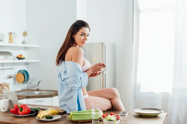 Menina Sexy Roupa Interior Camisa Sentada Mesa Comer Salada Frutas — Fotografia de Stock