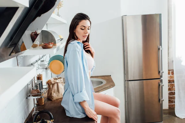 Sexy Joven Mujer Ropa Interior Camisa Sentado Superficie Madera Cocina —  Fotos de Stock