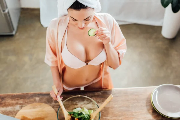 妇女在内衣和家居服烹饪蔬菜沙拉在厨房的高角度的看法 — 图库照片