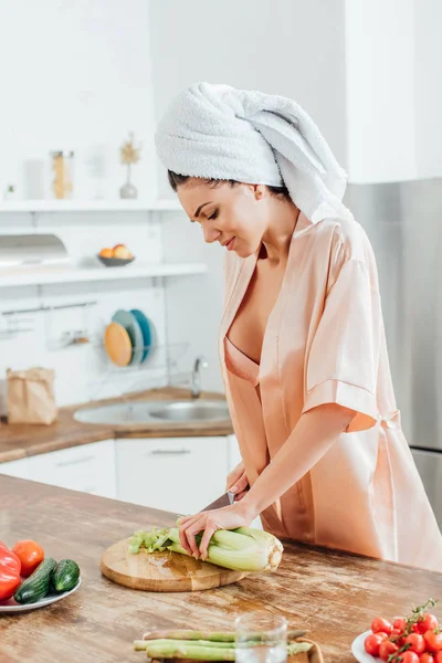 Mujer Sexy Casa Con Toalla Cabeza Corte Apio Con Cuchillo — Foto de Stock