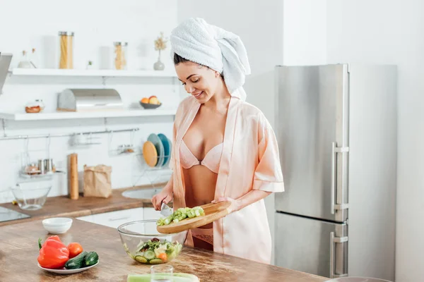 Menina Sexy Lingerie Housecoat Cozinhar Salada Cozinha — Fotografia de Stock