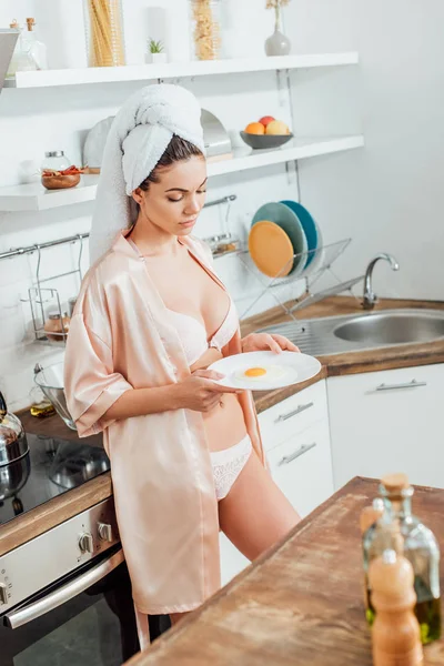 Sexy Woman Housecoat Holding Plate Fried Egg Kitchen — Stock Photo, Image