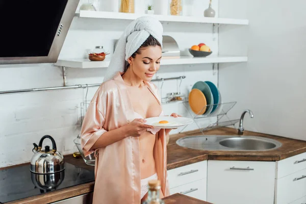 Mulher Sexy Housecoat Segurando Placa Com Ovo Frito Cozinha — Fotografia de Stock