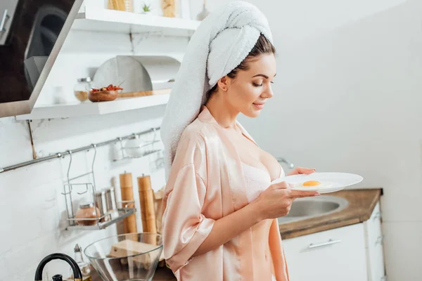Sexy Woman Housecoat Holding Plate Fried Egg Kitchen — Stock Photo, Image