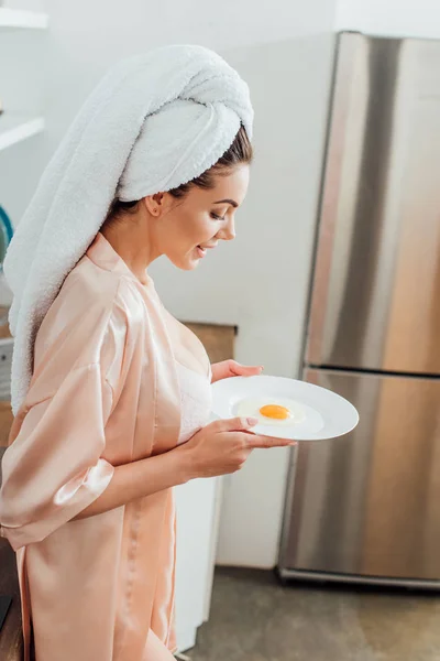 Side View Sexy Woman Housecoat Holding Plate Fried Egg Kitchen — Stock Photo, Image