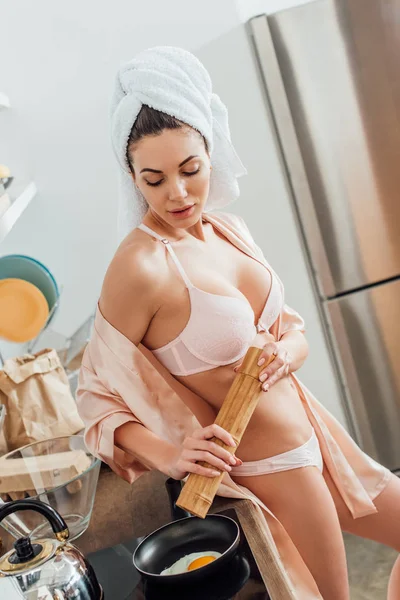 Sexy Young Woman Lingerie Towel Head Cooking Fried Egg Kitchen — Stock Photo, Image