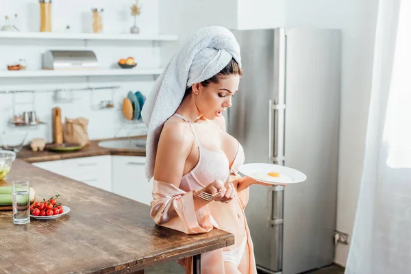 Shocked Girl Underwear Towel Head Holding Plate Fried Egg — Stock Photo, Image