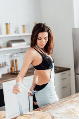 Seksi kadın içinde siyah iç çamaşırı alma kapalı apron içinde mutfak