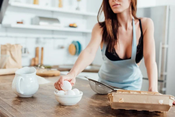 Mutfakta Seksi Kadın Çamaşırı Mavi Apron Tutan Yumurta Kırpılmış Görünümü — Stok fotoğraf