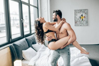 silah mutlu kadın ile kapalı tutarak neşeli sakallı adam gözlü