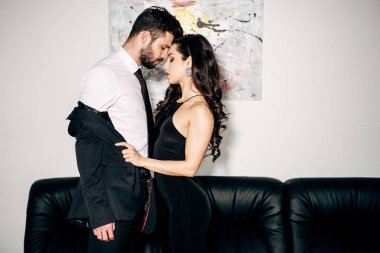 siyah elbise soyunma adam kanepe yakınındaki elbiseli güzel kız