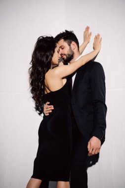 beyaz üzerine yakışıklı erkekle öpüşme çekici esmer kız 