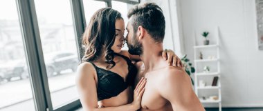 gömleksiz sakallı adam seksi kadın kapalı ile bakan panoramik çekim gözlü