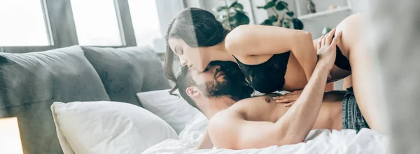 Plano Panorámico Hombre Sin Camisa Tocando Chica Morena Sexy Cama —  Fotos de Stock