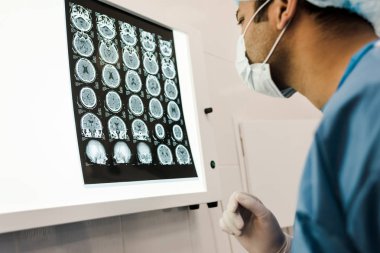 Klinikte x-ışını bakarak tıbbi maske Doktor seçici odak 