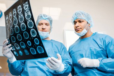 üniformalı yakışıklı doktorlar ve Tıbbi maskeler klinikte x-ray bahsediyoruz 