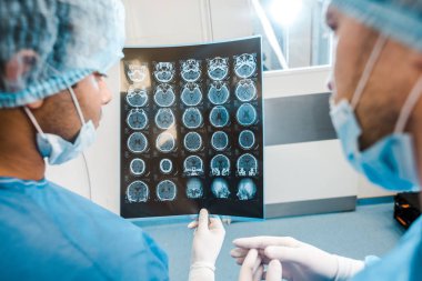 üniformalar ve Tıbbi maskeler x-ray bakarak doktorlar geri görünümü