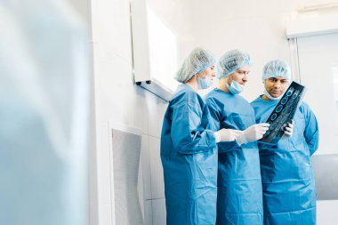 üniforma ve Tıbbi maskeler yakışıklı ve çekici doktorlar seçici odak x-ray bahsediyoruz 