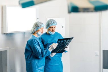x-ray tutan ve konuşan üniformalar yakışıklı ve güzel doktorlar seçici odak